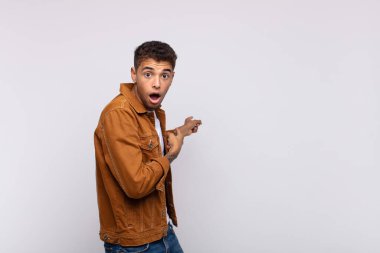  Şaşırmış ve şaşırmış hissediyorum, yan taraftaki fotokopi alanını göstererek, şaşkın, açık ağızlı bir bakışla