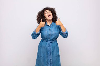 Gülümseyen mutlu, pozitif, kendine güvenen ve başarılı bir kadın.