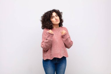 Kendine güvenen, sinirli, güçlü ve agresif bir kadın. Yumrukları boks pozisyonunda dövüşmeye hazır.