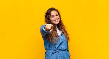 Tatmin olmuş, kendine güvenen, dostça gülümseyen ve seni seçen bir kız.