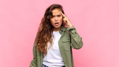 Kız şaşırmış, ağzı açık, şok olmuş, yeni bir düşünce, fikir ya da konsept keşfediyor.