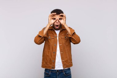  Şaşırmış, şaşırmış ve şaşırmış hissediyorum, şaşkın ve inanmayan bir bakışla gözlük tutuyor.