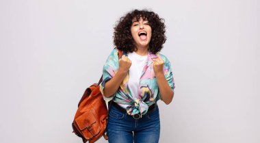 Başarılı bir şekilde bağıran, gülen, mutlu ve heyecanlı bir kadın.