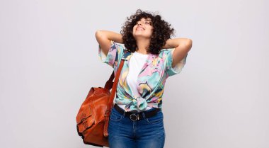 Gülümseyen ve rahat hisseden bir kadın, mutlu ve kaygısız, neşeli ve rahatlatıcı.