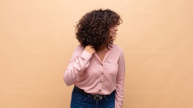 Stresli, endişeli, yorgun ve hayal kırıklığına uğramış hisseden bir kadın.