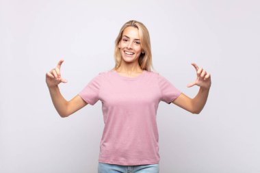 Kendi gülüşünü çizen ya da çerçeveleyen kadın iki eliyle, olumlu ve mutlu görünüyor, sağIık kavramı