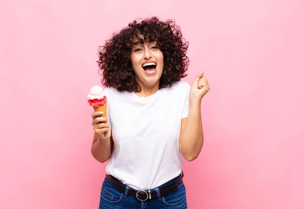 Junge Frau Mit Einem Eis Ist Schockiert Aufgeregt Und Glücklich — Stockfoto