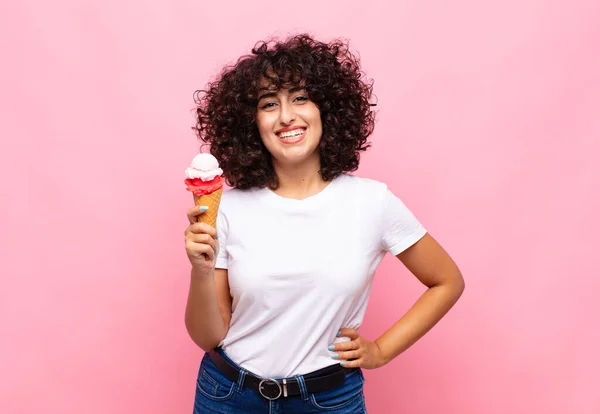 Mujer Joven Con Helado Sonriendo Felizmente Con Una Mano Cadera — Foto de Stock