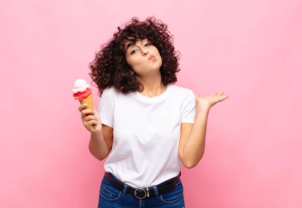 Junge Frau Mit Einem Eis Die Sich Verwirrt Und Verwirrt — Stockfoto
