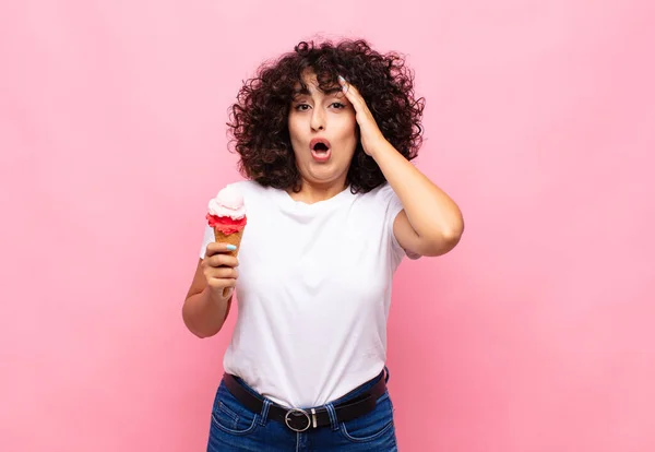 Junge Frau Mit Einem Eis Sieht Glücklich Erstaunt Und Überrascht — Stockfoto