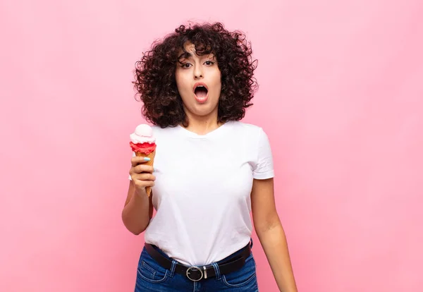 Mujer Joven Con Helado Que Parece Muy Sorprendido Sorprendido Mirando —  Fotos de Stock