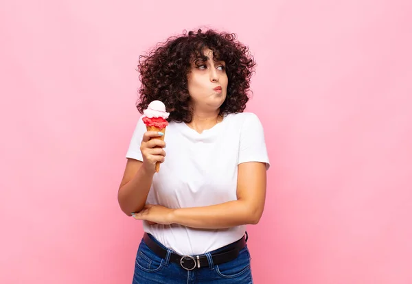 Junge Frau Mit Einem Eis Achselzuckend Verwirrt Und Unsicher Zweifelnd — Stockfoto