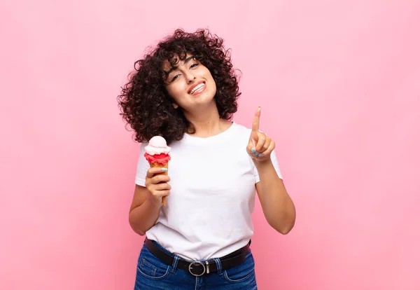 Mujer Joven Con Helado Sonriendo Buscando Amigable Mostrando Número Uno — Foto de Stock