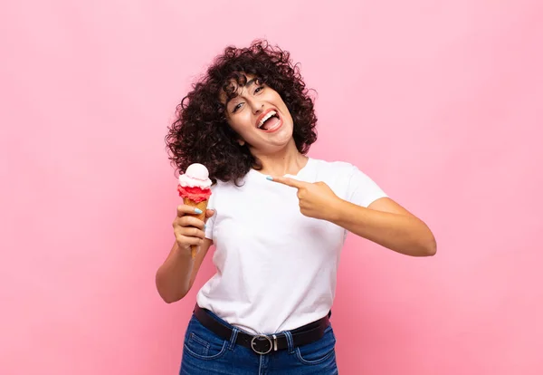 Junge Frau Mit Einem Eis Sieht Aufgeregt Und Überrascht Aus — Stockfoto