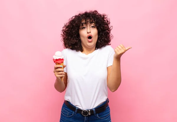 Junge Frau Mit Einem Eis Schaut Erstaunt Ungläubig Zeigt Auf — Stockfoto