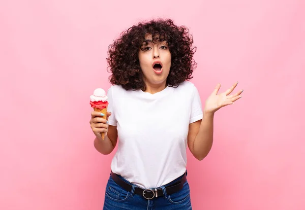 Junge Frau Mit Einem Eis Mit Offenem Mund Und Erstaunt — Stockfoto