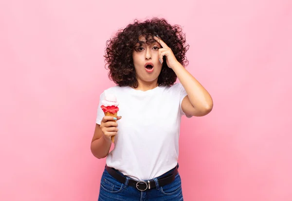 Junge Frau Mit Einem Eis Die Überrascht Mit Offenem Mund — Stockfoto