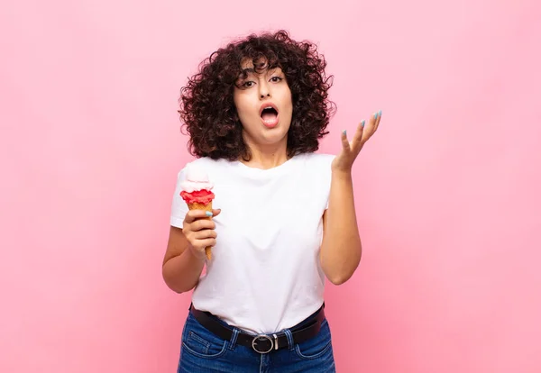 Junge Frau Mit Einem Eis Die Sich Glücklich Überrascht Und — Stockfoto
