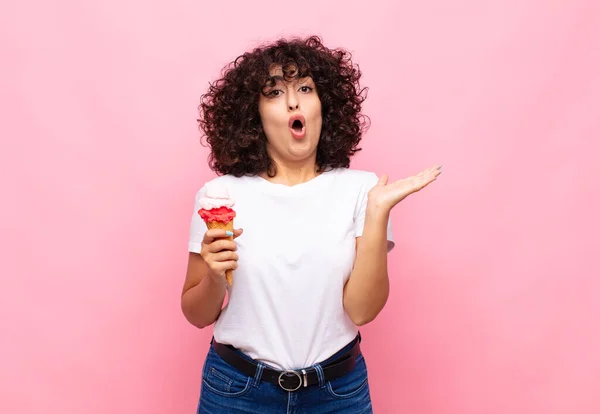 Giovane Donna Con Gelato Che Sembra Sorpresa Scioccata Con Mascella — Foto Stock