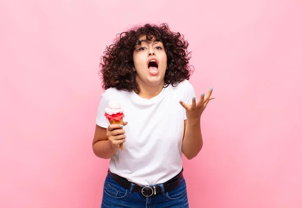 Junge Frau Mit Eis Sieht Verzweifelt Und Frustriert Aus Gestresst — Stockfoto