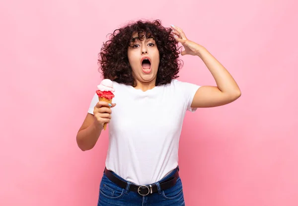 Junge Frau Mit Einem Eis Die Mit Erhobenen Händen Der — Stockfoto