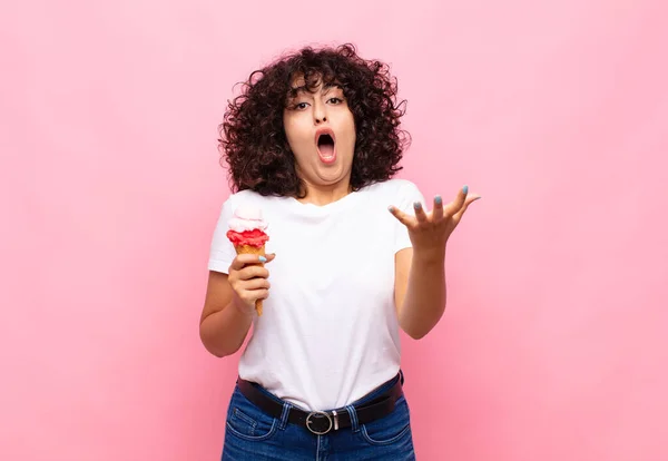 Junge Frau Mit Einem Eis Die Extrem Schockiert Und Überrascht — Stockfoto