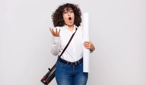 Jovem Arquiteto Mulher Boca Aberta Surpreso Chocado Surpreso Com Uma — Fotografia de Stock