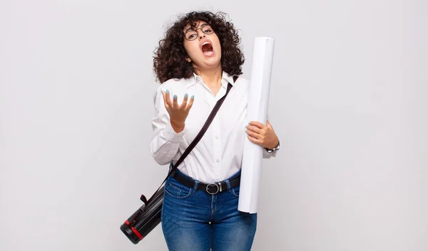 Jovem Arquiteto Mulher Olhando Desesperado Frustrado Estressado Infeliz Irritado Gritando — Fotografia de Stock