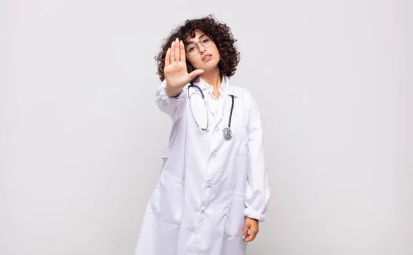 Joven Médico Buscando Serio Severo Disgustado Enojado Mostrando Palma Abierta — Foto de Stock