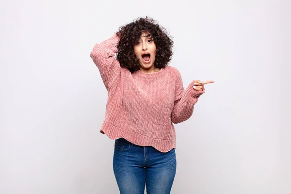 Mulher Rindo Parecendo Feliz Positiva Surpresa Percebendo Uma Ótima Ideia — Fotografia de Stock