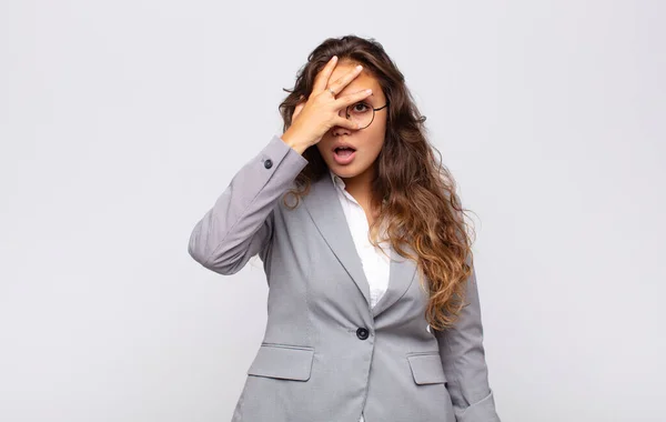 Ragazza Che Sembra Scioccata Spaventata Terrorizzata Che Copre Viso Con — Foto Stock