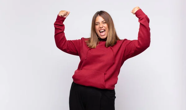 Genç Sarışın Kadın Muzaffer Bir Şekilde Bağırıyor Heyecanlı Mutlu Şaşırmış — Stok fotoğraf