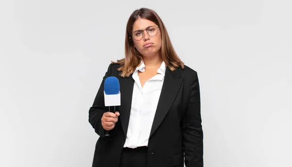 Junge Reporterin Traurig Und Weinend Mit Einem Unglücklichen Blick Weinend — Stockfoto