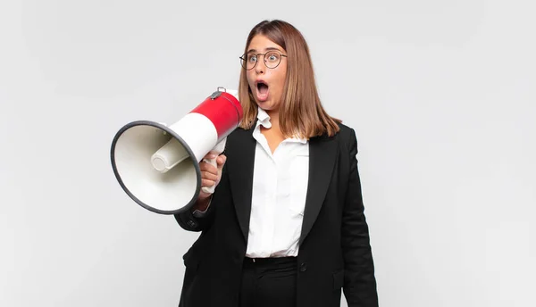 Jonge Vrouw Met Een Megafoon Kijken Zeer Geschokt Verrast Staren — Stockfoto