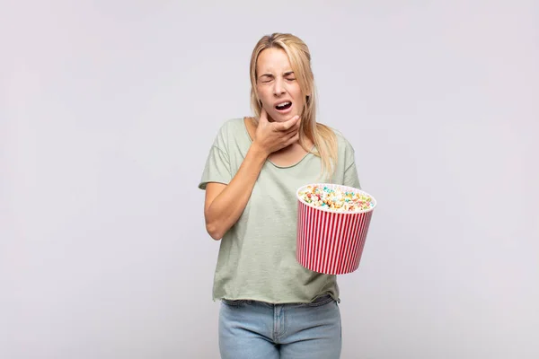 Young Woman Pop Corns Bucket Mouth Eyes Wide Open Hand — Stock Photo, Image