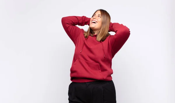 Joven Rubia Sonriendo Sintiéndose Relajada Satisfecha Despreocupada Riendo Positivamente Relajada — Foto de Stock