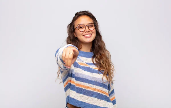 Menina Apontando Para Câmera Com Sorriso Satisfeito Confiante Amigável Escolhendo — Fotografia de Stock