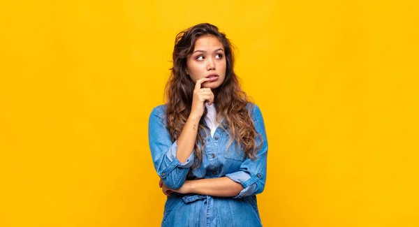 Chica Con Mirada Sorprendida Nerviosa Preocupada Asustada Mirando Lado Hacia — Foto de Stock