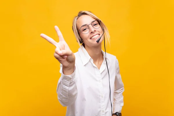 Jovem Telemarketer Mulher Sorrindo Olhando Feliz Despreocupado Positivo Gesticulando Vitória — Fotografia de Stock