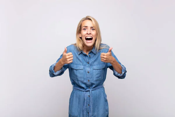 Vrouw Lachend Breed Kijkend Gelukkig Positief Zelfverzekerd Succesvol Met Beide — Stockfoto