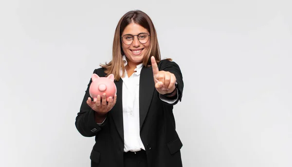 Junge Frau Mit Sparschwein Lächelt Stolz Und Selbstbewusst Und Posiert — Stockfoto