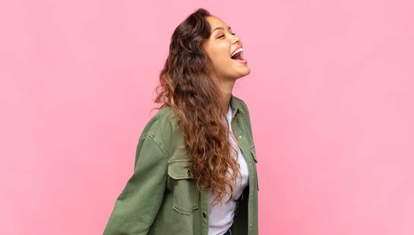 Meisje Schreeuwt Woedend Schreeuwt Agressief Kijkt Gestresst Boos — Stockfoto