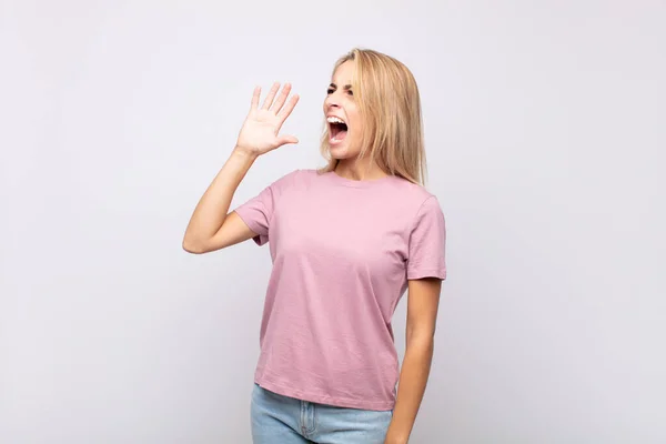 Mulher Gritando Alto Irritado Para Copiar Espaço Lado Com Mão — Fotografia de Stock