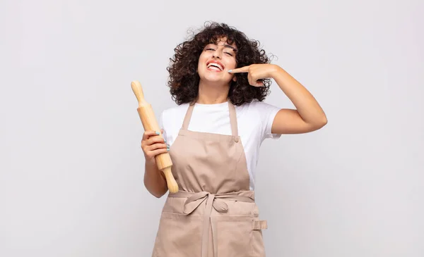 Jonge Mooie Vrouw Chef Kok Glimlachen Vol Vertrouwen Wijzen Naar — Stockfoto
