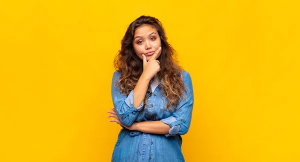 Girl Looking Serious Thoughtful Distrustful One Arm Crossed Hand Chin — Stock Photo, Image