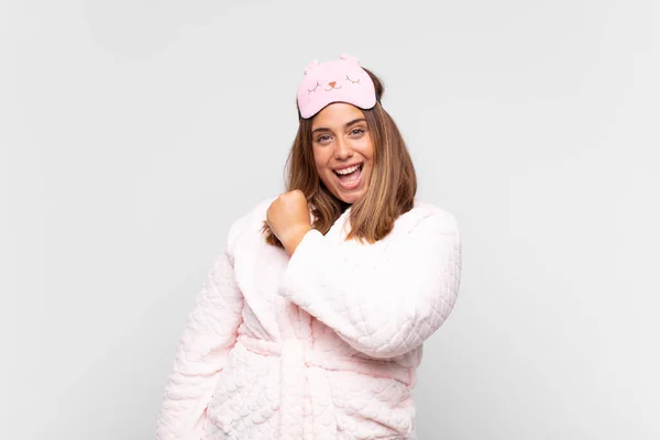 Ung Kvinna Pyjamas Glad Positiv Och Framgångsrik Motiverad Inför Utmaning — Stockfoto