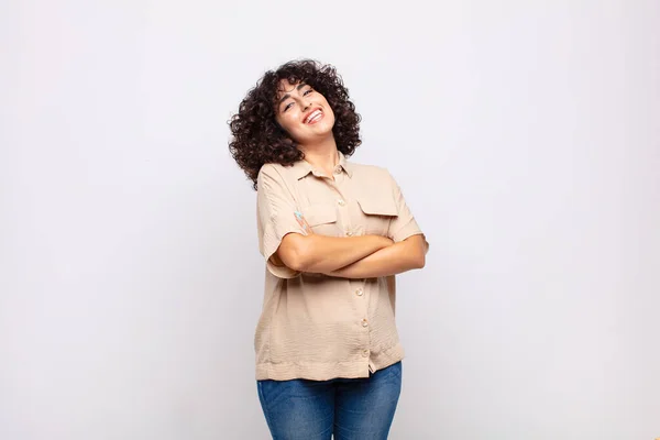 Femme Riant Joyeusement Les Bras Croisés Avec Une Pose Détendue — Photo