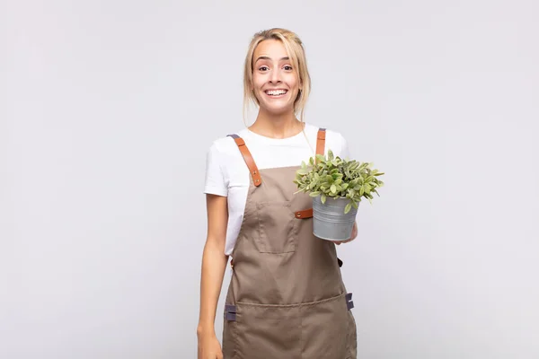 Νεαρή Κηπουρός Γυναίκα Αναζητούν Χαρούμενος Και Ευχάριστα Έκπληκτος Ενθουσιασμένος Μια — Φωτογραφία Αρχείου