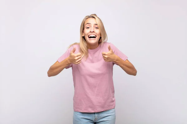 Mujer Sonriendo Ampliamente Mirando Feliz Positivo Seguro Exitoso Con Ambos — Foto de Stock