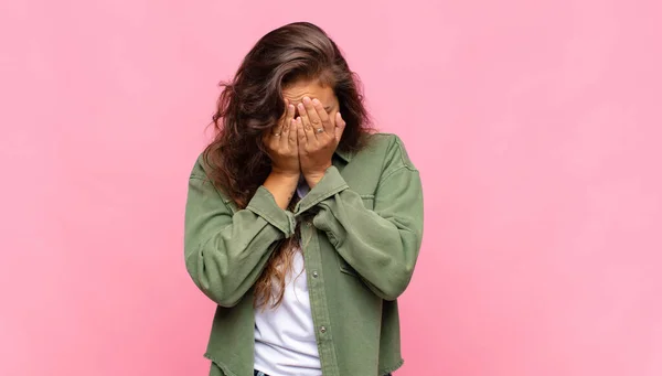 Menina Sentindo Triste Frustrado Nervoso Deprimido Cobrindo Rosto Com Duas — Fotografia de Stock